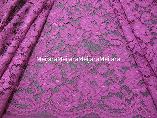 China Material de nylon del rayón del ganchillo de la flor de la tela púrpura elegante del cordón para la ropa proveedor