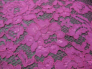 Material de nylon del rayón del ganchillo de la flor de la tela púrpura elegante del cordón para la ropa proveedor