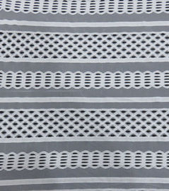 Entrene a las líneas tela de nylon de las vías del cordón del algodón neto para los vestidos de la ropa o del verano proveedor