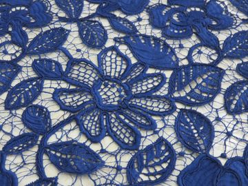 Trabajo hecho a mano bordado floral de la tela del cordón del cordón del azul real para el vestido de la mujer proveedor